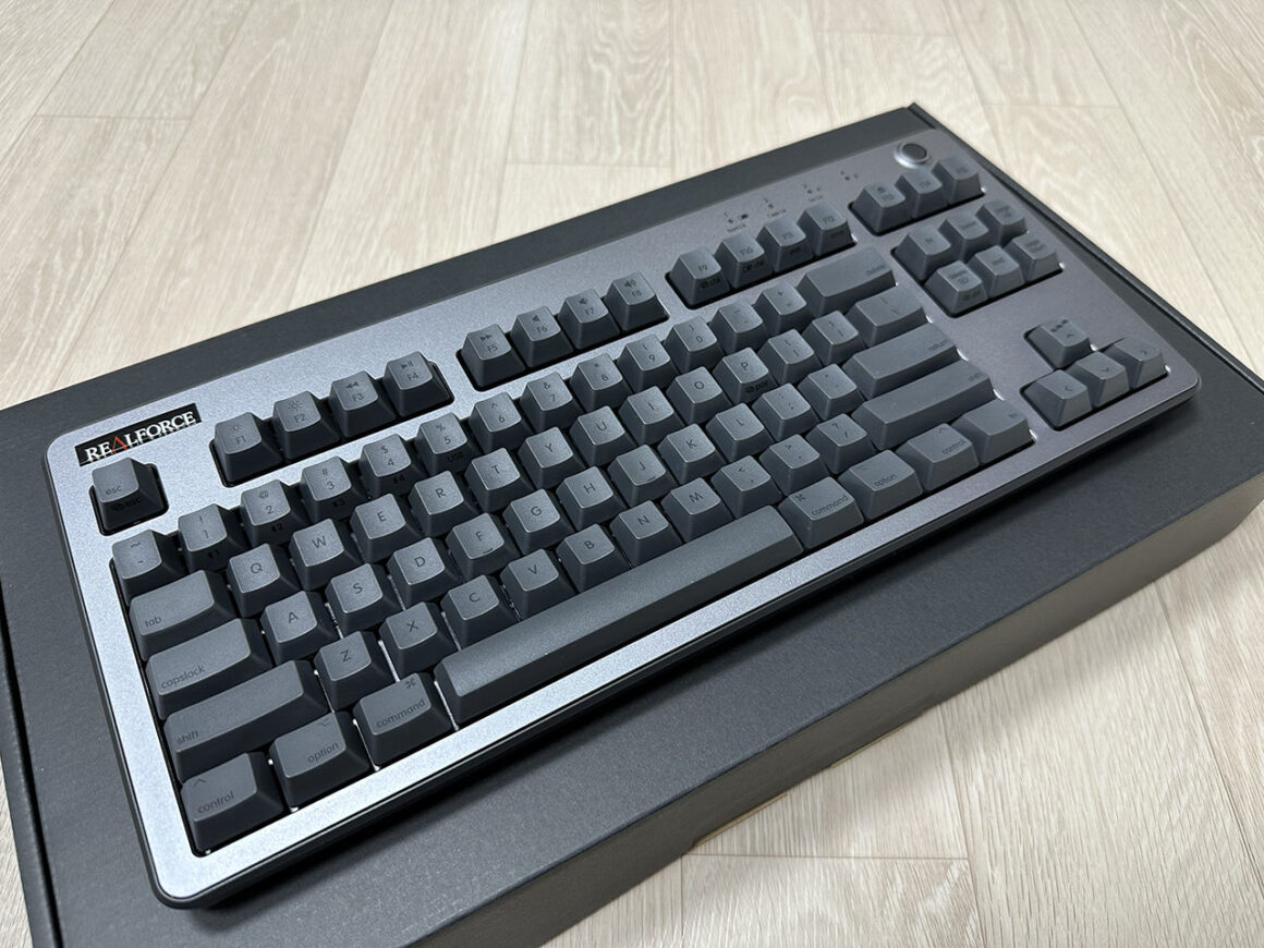 리얼포스 R3 TKM BT 키보드 01 rotated e1709556273333
