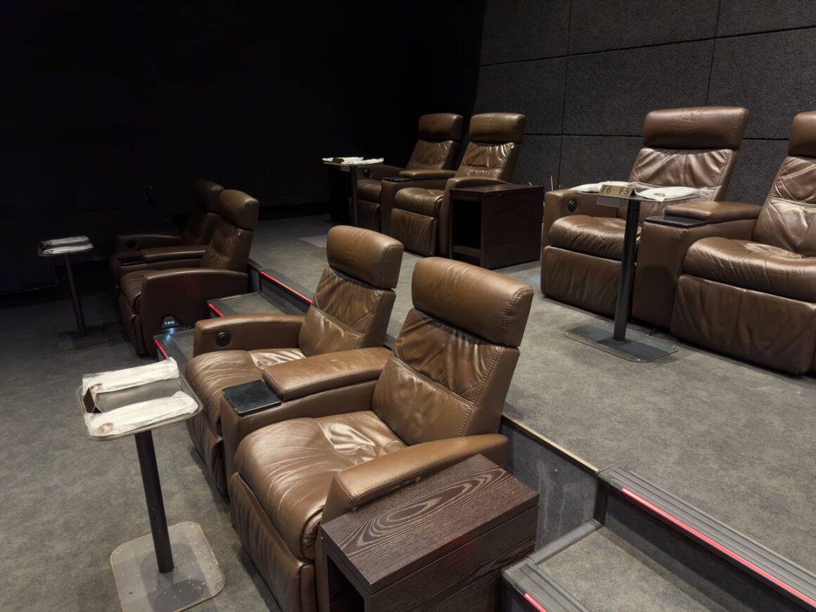 용산 CGV 골드클래스에서의 미키 17 02